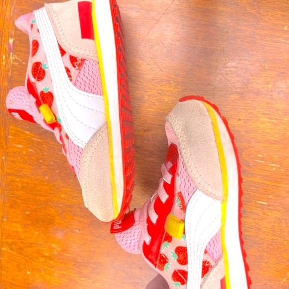 Strawberry Puma toddler shoes - Picture 2 of 2